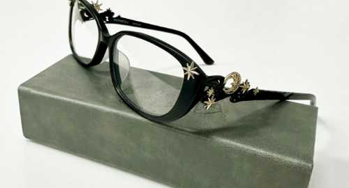 白金推出《猎天使魔女3》贝姐同款眼镜 售价约1845元